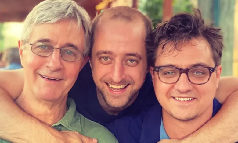 does chris hayes have a twin brother?